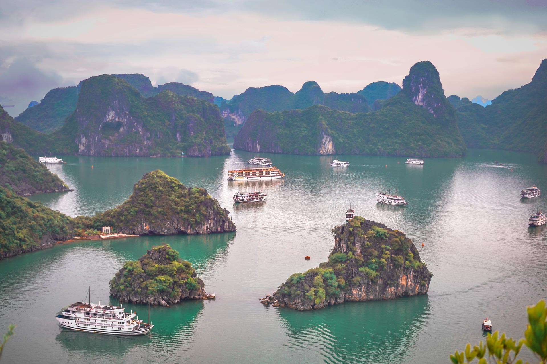 /fm/Files//Pictures/Ido Uploads/Asia/Vietnam/All/Ha Long Bay - Wide shot - NS - SS.jpg